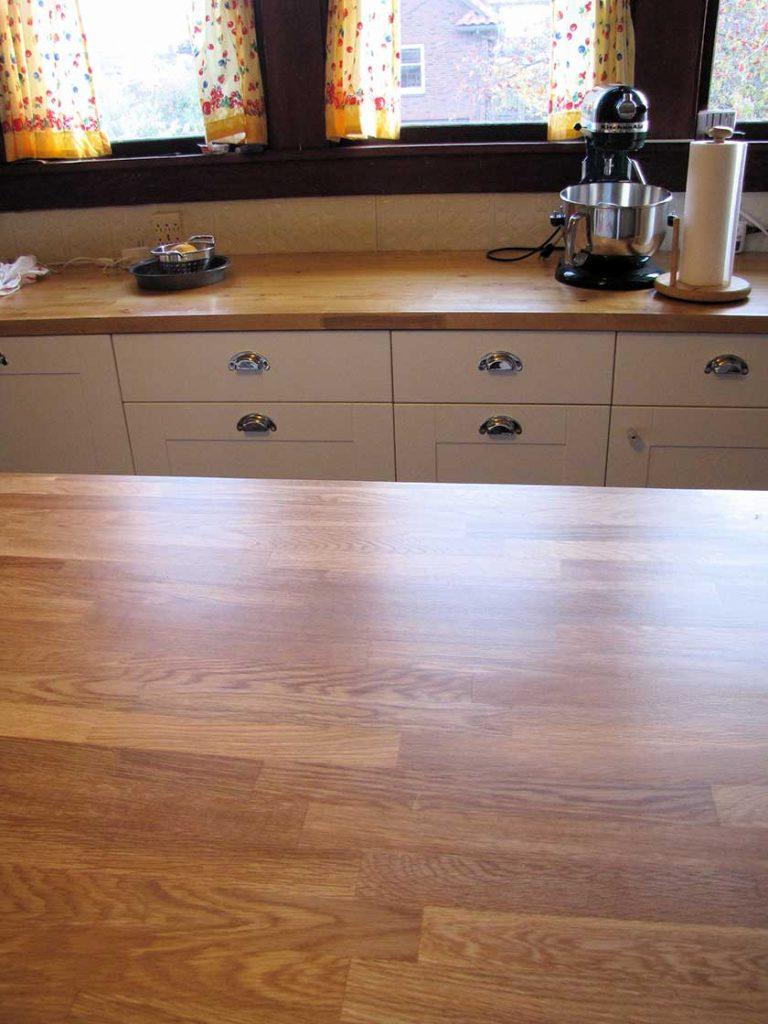 stlyish wood countertop option for your kitchen that shines light from the windows