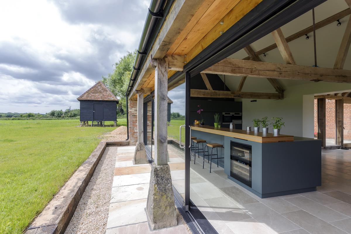 Amazing Benefits of Having an Outdoor Kitchen